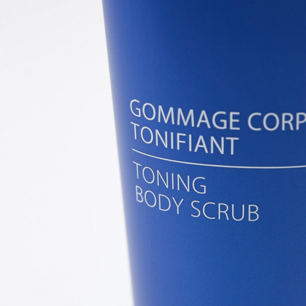 toning body scrub with marine salt crystals tonizuojantis kuno sveitiklis